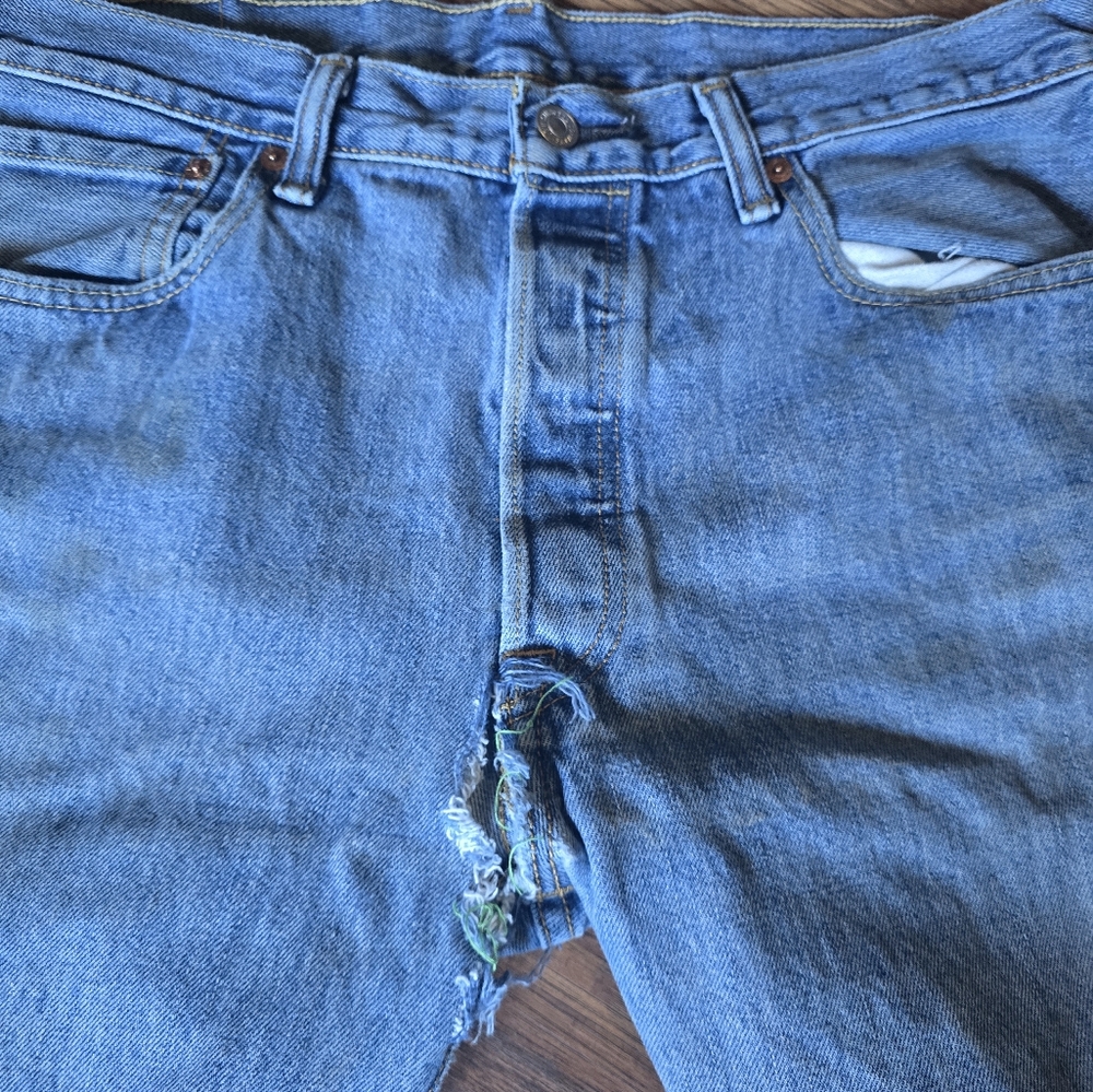 Levi's 501 Straightleg Jeans - Picture 4 of 9